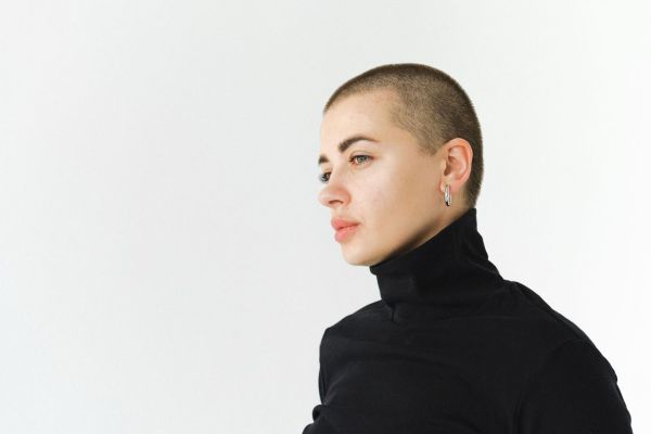 Les coupes modernes très courtes pour femmes : tendances audacieuses 2025
