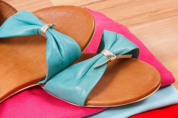 Quels types de sandales élégantes sont les plus appropriés pour des robes de soirée en été ?